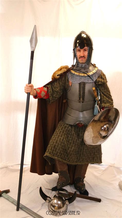 chevalier en armure de guerre costume sur seine