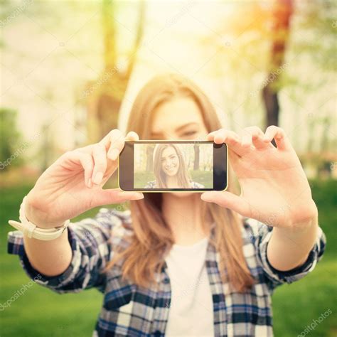 Mulher Jovem E Bonita Tirando Uma Foto De Selfie Com Telefone