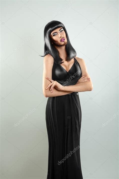 Brunette Shemale Model In Zwarte Jurk En Leuke Make Up ⬇ Stockfoto