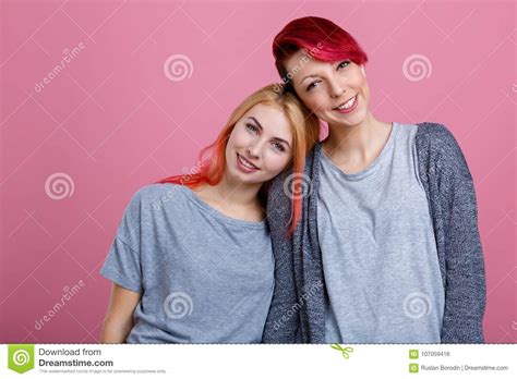 due giovani ragazze lesbiche supporto vicino ad a vicenda sensuale