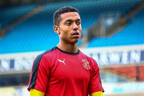 alex reid joins wrexham  short term loan deal news fleetwood town