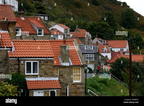 houses built   hillside   steep slopes  staithes north stock photo  alamy