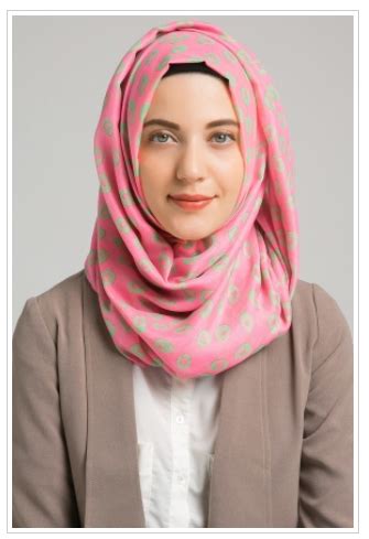 hijab  indah yuk pelajari trik berhijab  sesuai