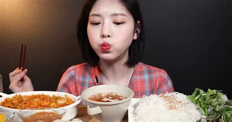 Mukbang Vlogger With 4 4 Million Followers Called Out For Cheating By