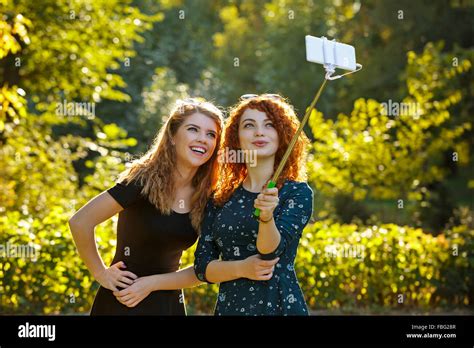 Deux Jeunes Jolies Filles Faire Selfies Pour Sourire Et Rire Lauto