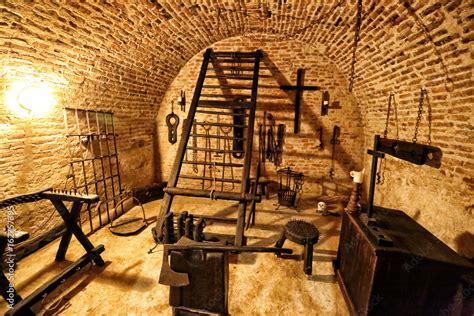 fotografia do stock medieval torture chamber with plenty of tools