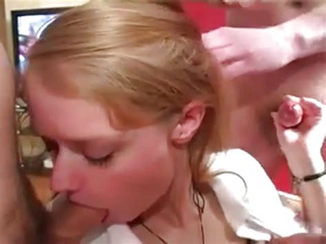 bonita adolescente disfruta mamando polla porn300