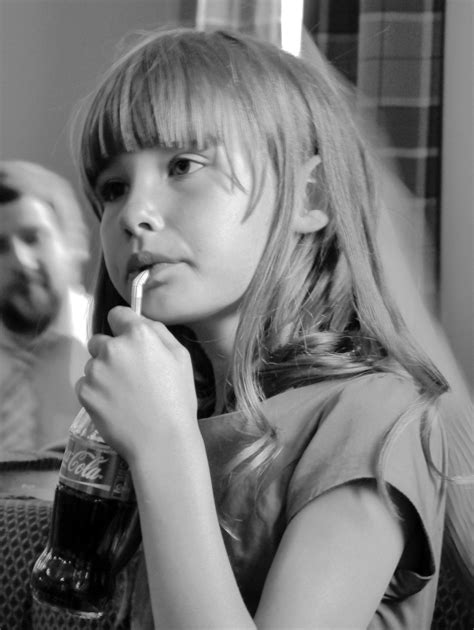 무료 이미지 사람 검정색과 흰색 소녀 화이트 사진술 초상화 코카콜라 어린이 음주 검은 단색화 레이디