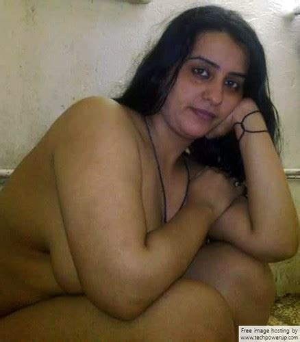 beautiful desi wife with voluptiuous figure nude after bath