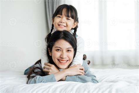 Imagen Asiática De Madre E Hija En La Cama 5732071 Foto De Stock En