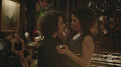 broad city kiss find and share on giphy