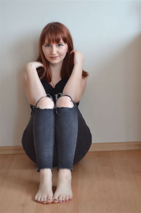 Slavic Barefoot Redhead Jeans Barefoot Smile Pretty Outfits