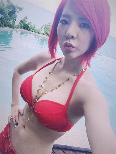 Snsd S Sunny Showing Off Her Sexiness During A Bikini