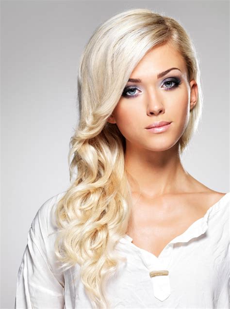 blond gefaerbte haare  langer lockenfrisur blonde lange haare