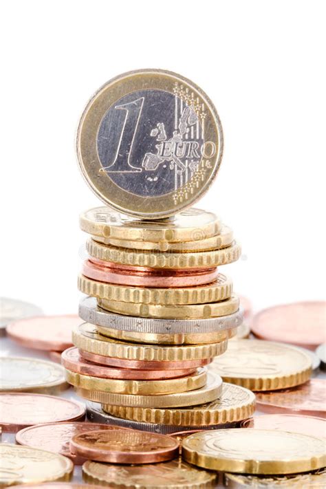 het euro muntstuk  evenwicht brengen op stapel stock foto image  besparingen opgestapeld