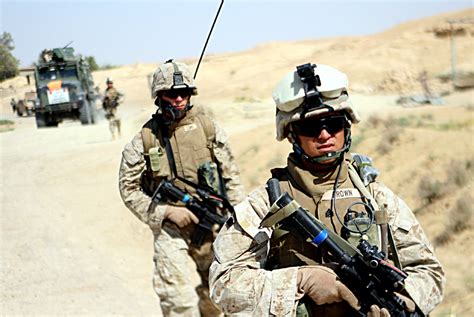 amphibious assault marines patrol  iraq marine corps photo