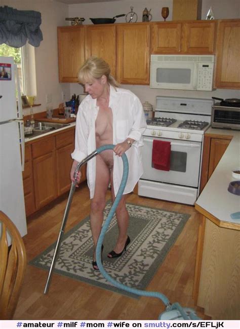 naked mom is cleaning the kitchen amateur milf mom