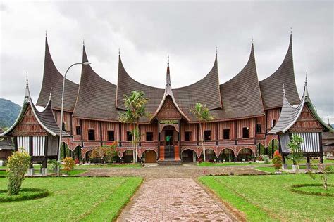 rumah adat minangkabau ciri khasnya gambar lengkap
