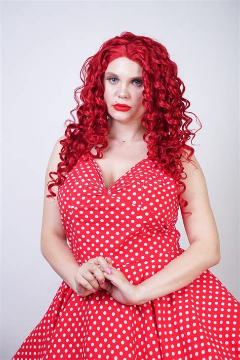 plus kvinna för rött hår för format lockig med den curvy kroppen som