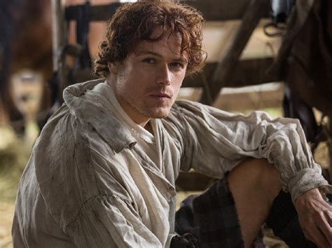 sam heughan alias jamie ze serialu cizinka prozradil  nosi pod kiltem