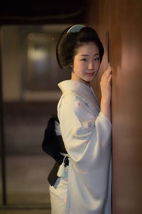 Pin By Greg Hernke On Kimono Figure 着物姿 Japanese 和服 芸者 舞妓 Geisya Maiko