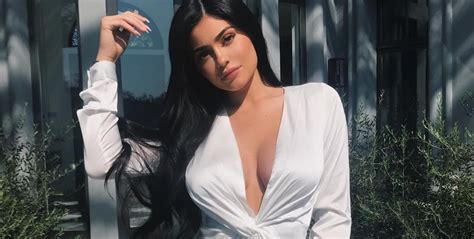 This Sexy Pregnant Kylie Jenner Halloween Costume Was