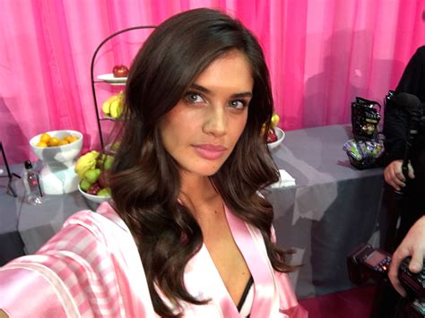 10 Victoria S Secret Angels Snapped Backstage Selfies On Our Phone