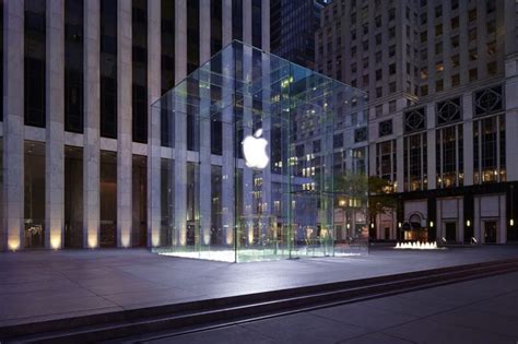renovated  avenue apple store  feature    space