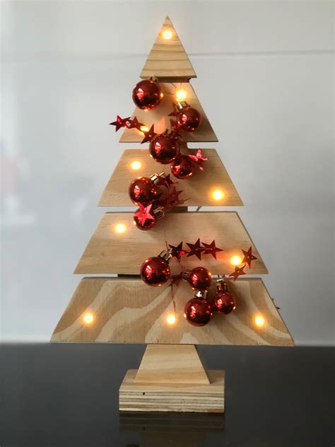 houten kerstboom met verlichting
