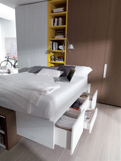 O appoggiare un libro nel vano della testiera. Camera moderna con letto con cassetti e doppia cabina