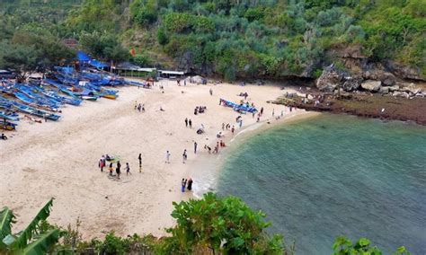 Pantai Gesing Pantai Cantik Yang Diapit Dua Tebing Eksotis Di Gunung