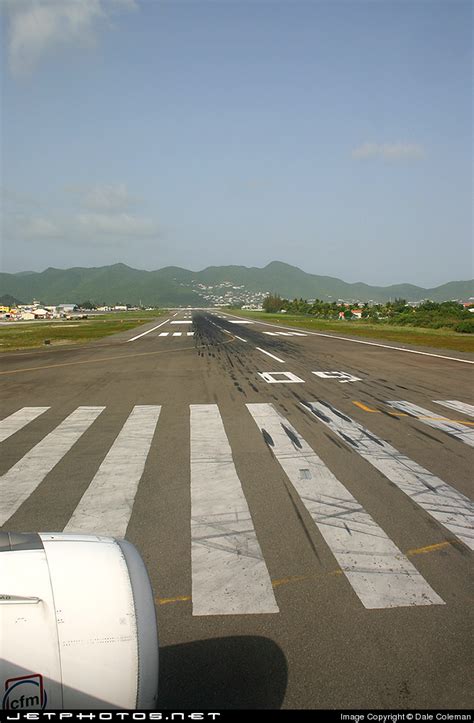 fileairport runway jpjpg wikimedia commons