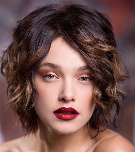 Scalati, sfilati, con ciuffo lungo, rasature e frangia, ecco i tagli capelli corti 2022 primavera estate di tendenza in 120 immagini e idee. Tagli capelli corti 2020 Primavera Estate: 180 immagini e idee