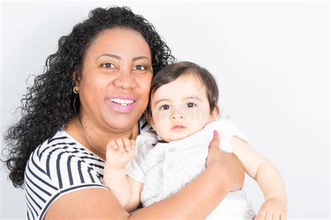 de afrikaanse familie in heldere etnische kleren voor huis voor gemengd