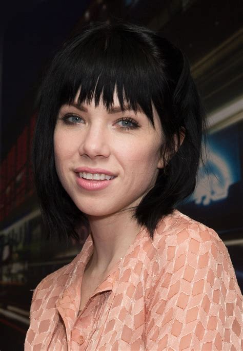 carly rae jepsen just got the it haircut of fall come see glamour