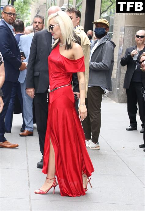miley cyrus looks hot in red as she attends the 2022 nbcuniversal