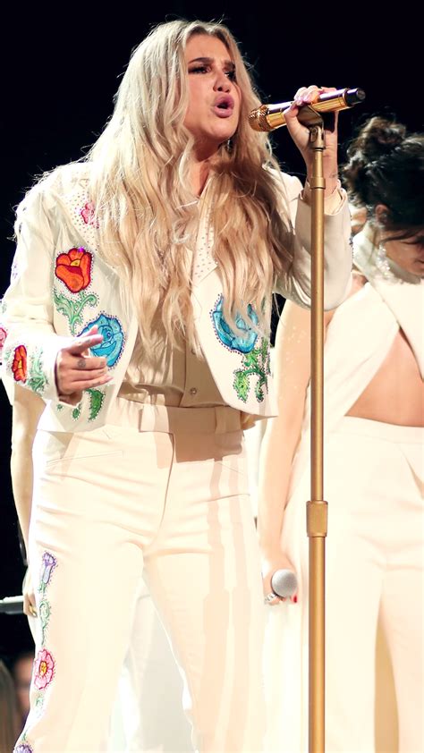 kesha gives powerful grammys performance [video]