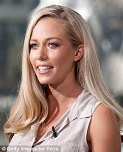 kendra wilkinson points out her wedding ring to promote kendra on top