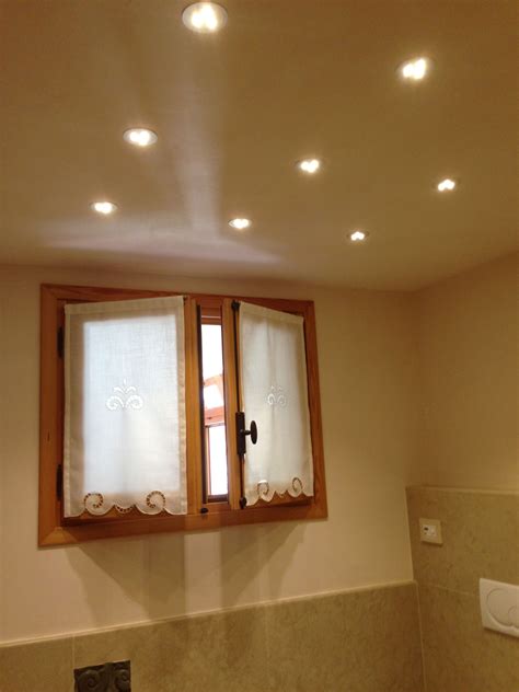 Fari perfetti come illuminazione per interno ed esterno. un bagno illuminato con faretti led | Illuminazione faretti, Faretti, Led