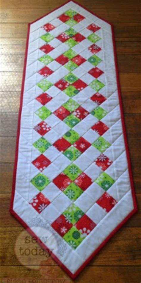 easy christmas table runner     holidays quilting cubby