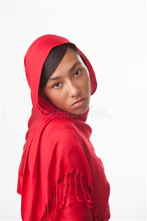 Vrouw In Hijab En Kleurrijke Sjaal Stock Foto Afbeelding Bestaande