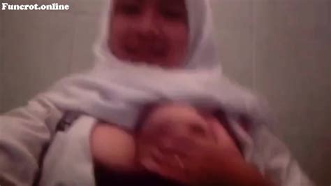 Abg Hijab Pamer Toge Di Kamar Mandi Sekolah Eporner