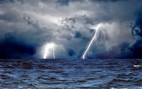 zware storm op zee met onweer achtergronden