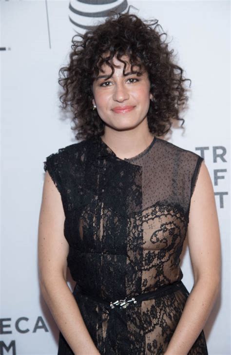 Ilana Glazer S Open Shoulders And Springy Hair Lainey