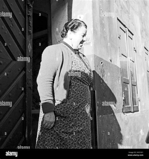 Eine Hausfrau Steht Vor Der Eingangstür Deutschland 1956 A Housewife