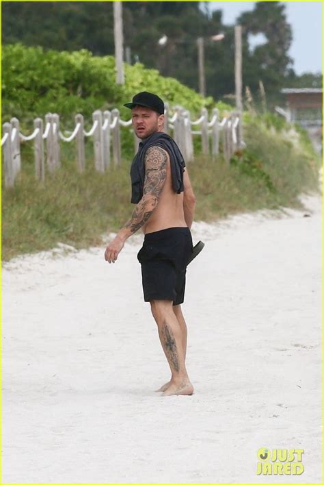 ryan phillippe bares hot body while shirtless in miami photo 4184418 ryan phillippe