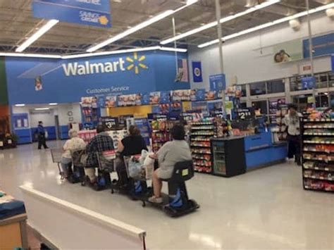 14 photos showing the strange things that happen in walmart