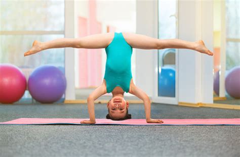 Flexible Kleine Mädchen Turnerin Steht Auf Dem Kopf In Der Turnhalle