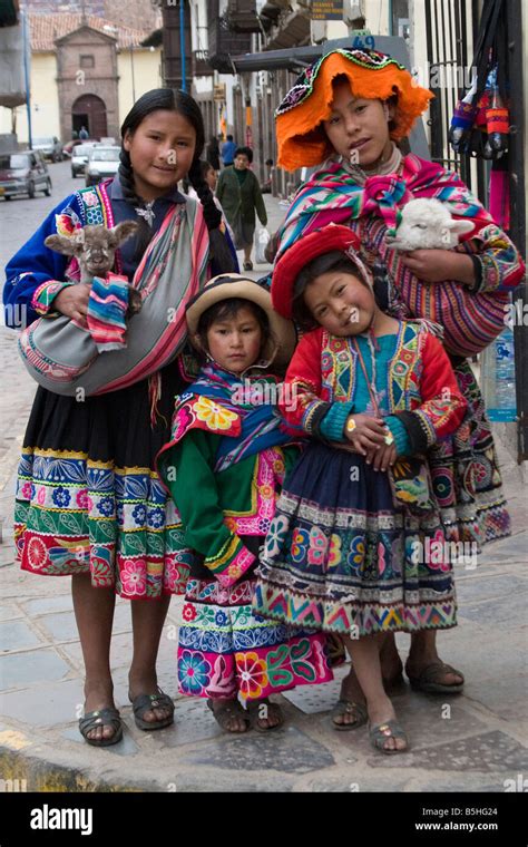 Cuatro Peruanos Niñas Con Vestimenta Tradicional En Las Calles De Cusco