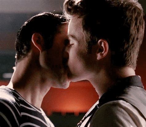 Image Kiss Between Kurt And Blaine  Glee Tv Show